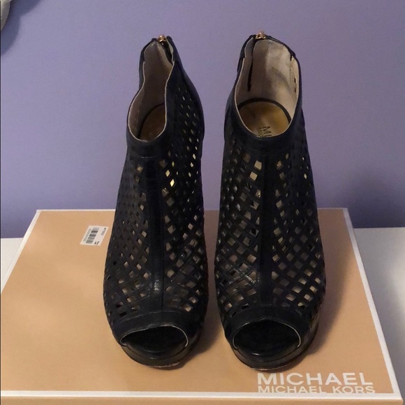 EUC size 7.5 Michael Kors booties - Picture 5 of 7